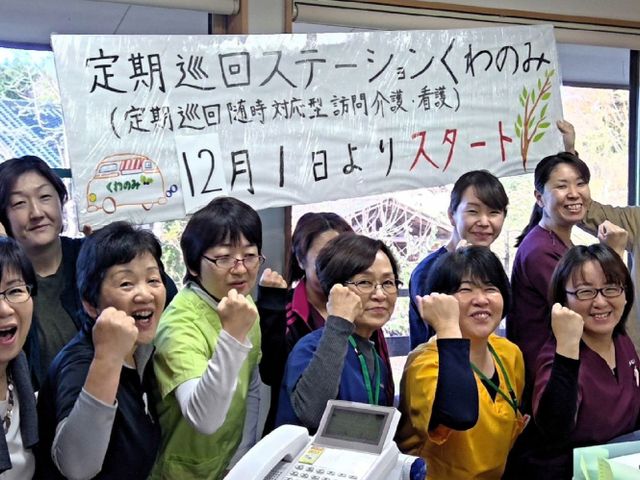 笑顔のスタッフたちの集合写真 スタッフイメージ 温かい雰囲気で、スタッフの仲の良さが伝わります。活気ある職場で働いてみませんか。