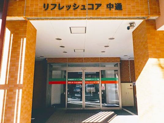 広い入口の外観