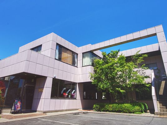 明るい外観の建物  