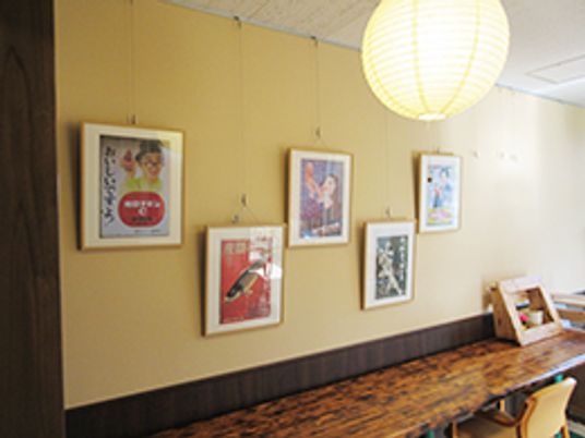 壁に飾られた絵画の廊下