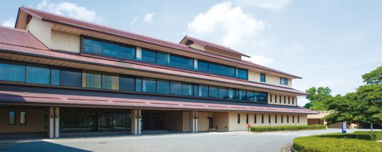 広々とした建物の外観