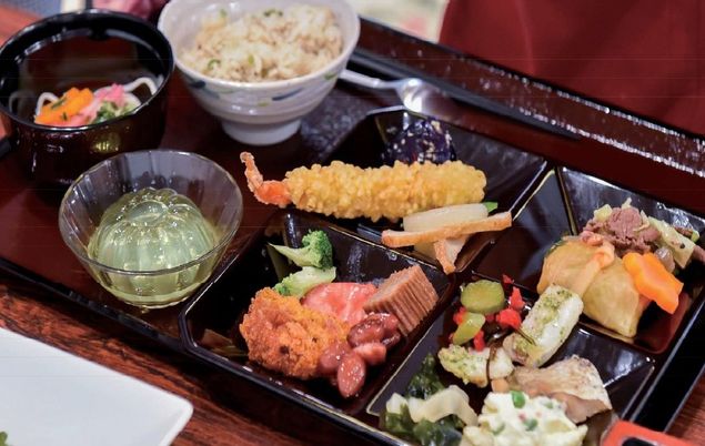 彩り豊かな料理の盛り合わせ