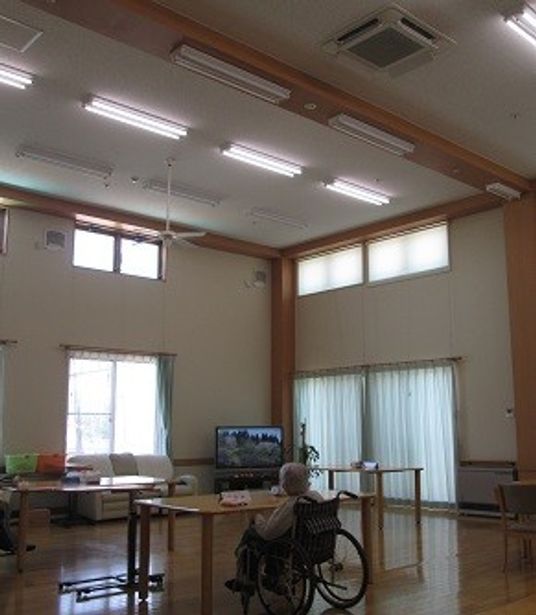 自然光の入る明るい部屋