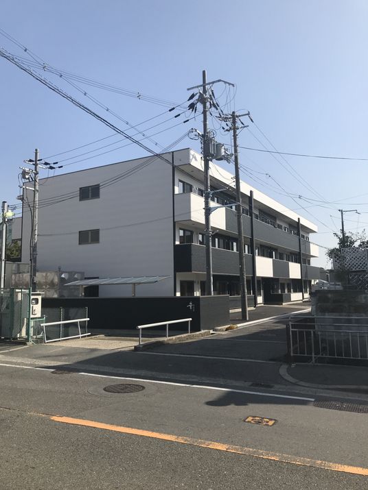 三階建ての建物外観