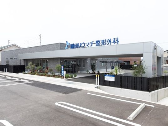 明るい外観の建物  