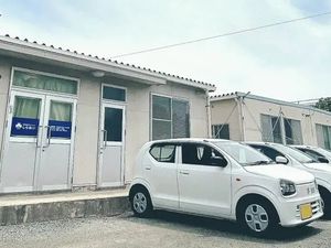 施設の外観と駐車場  