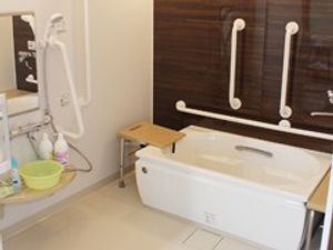 浴槽と手すりのある浴室  