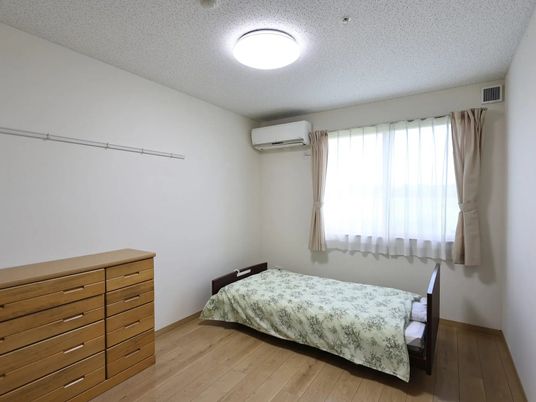明るい居室のベッド  
