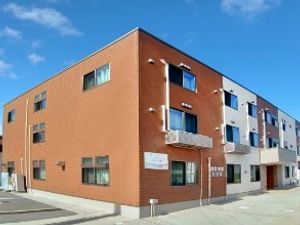 赤レンガ調の建物外観  