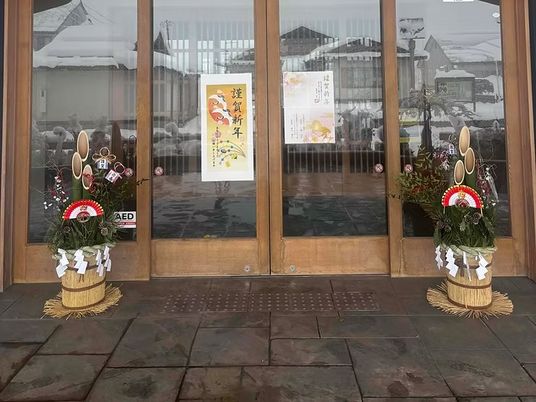 正月飾りのある玄関  
