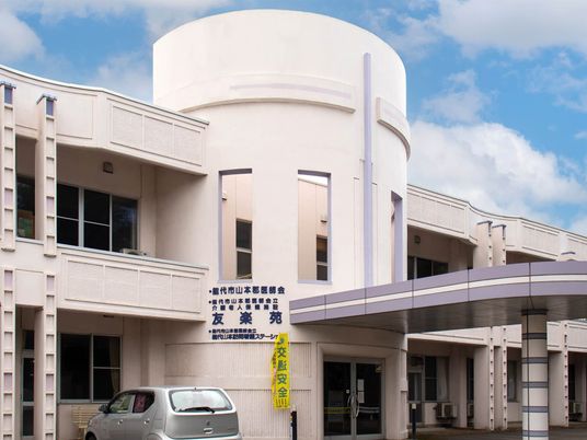 白い外観の建物  