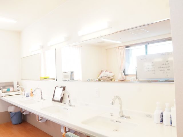 明るい洗面所 洗面台 自然光が入る明るい洗面台です。広々とした空間で、利用者の使いやすさを考慮しています。