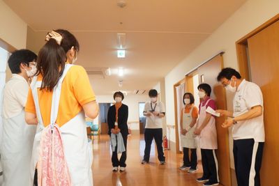 スタッフが集まる廊下