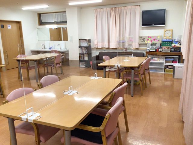 落ち着いた雰囲気の食堂 食堂 自然光が差し込む明るい共有スペースです。ゆったりとした時間をお楽しみいただけます。