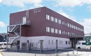赤い建物の外観