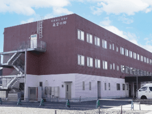 赤い建物の外観 外観 優雅な赤い外壁が目を引く建物です。清潔感のあるデザインが魅力です。