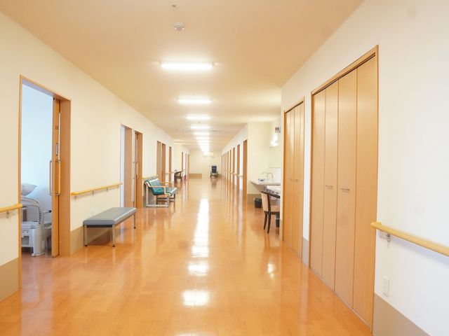 清潔な廊下 廊下 明るくて長い通路は、清潔感があり移動しやすくなっています。奥には休憩用の椅子も設置されています。