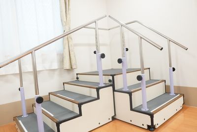 訓練用階段の室内