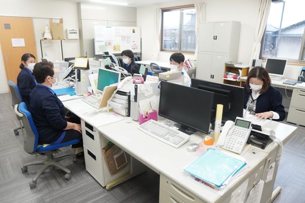 スタッフの様子事務室  