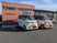 施設の送迎車が並ぶ外観  