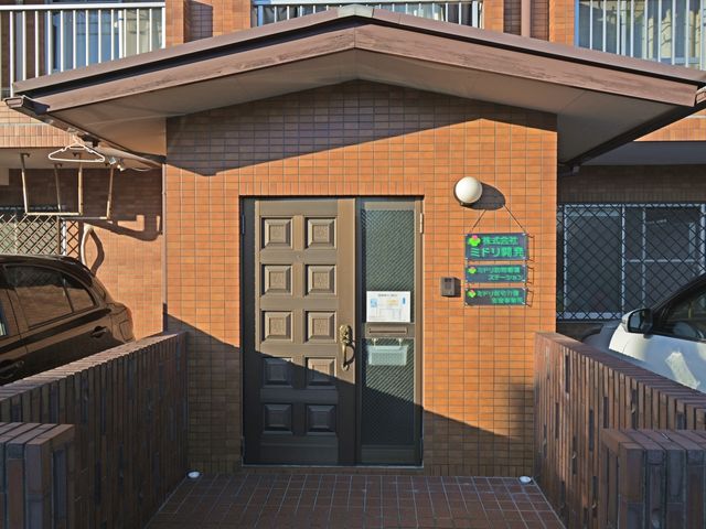 エントランスの外観 外観 広々とした入口が特徴の施設です。建物全体に温かみを感じられるデザインとなっています。