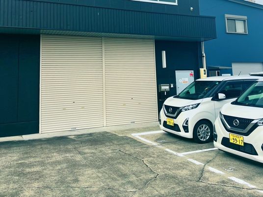 車両が並ぶ建物外観  