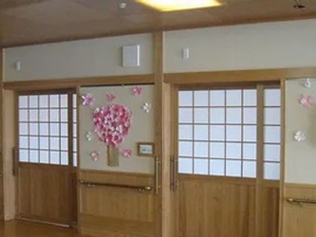 和室のある廊下 廊下 木の温もりが感じられる明るい廊下です。壁には和風の装飾が施されています。