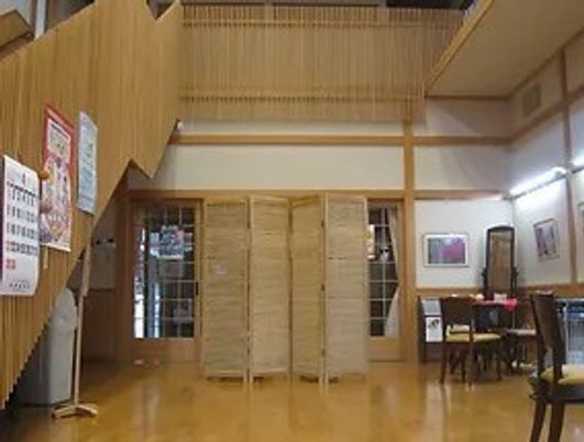 やさしい照明のラウンジ