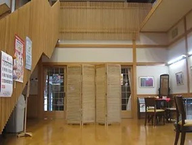 やさしい照明のラウンジ ラウンジ 自然光が差し込む明るいラウンジです。椅子に座ってリラックスできる空間が広がります。