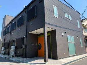 黒い外壁の建物外観  