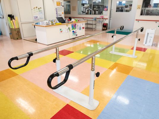 機能訓練室の歩行訓練器具