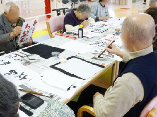 書道活動を楽しむ高齢者たち
