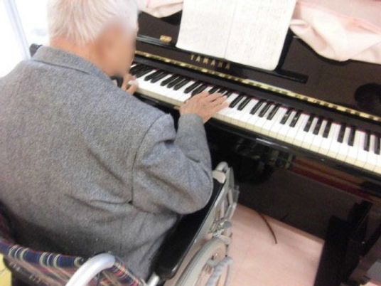車椅子の方ピアノ趣味活動