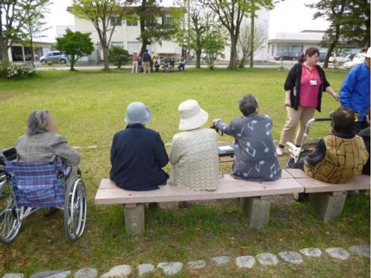 利用者がくつろぐ中庭
