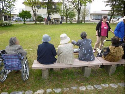利用者がくつろぐ中庭