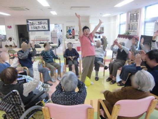 笑顔で手を挙げる活動の様子