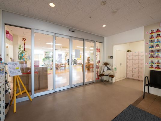エントランスと掲示物