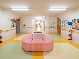 明るく広い廊下