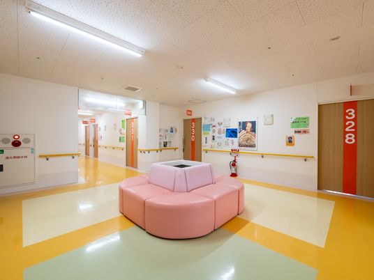 明るい廊下と掲示物