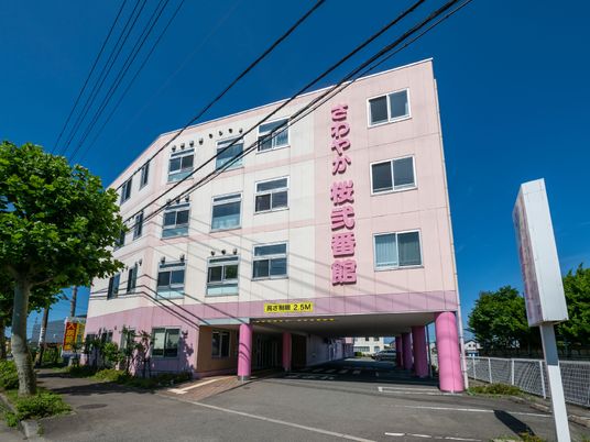 ピンクの建物と看板