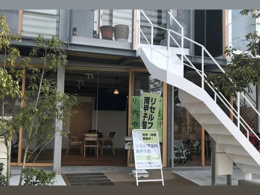 外階段のある建物入口  