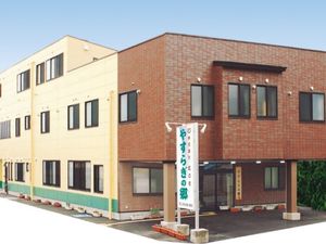 落ち着いた外観の建物  