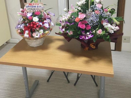 花が飾られたテーブル  