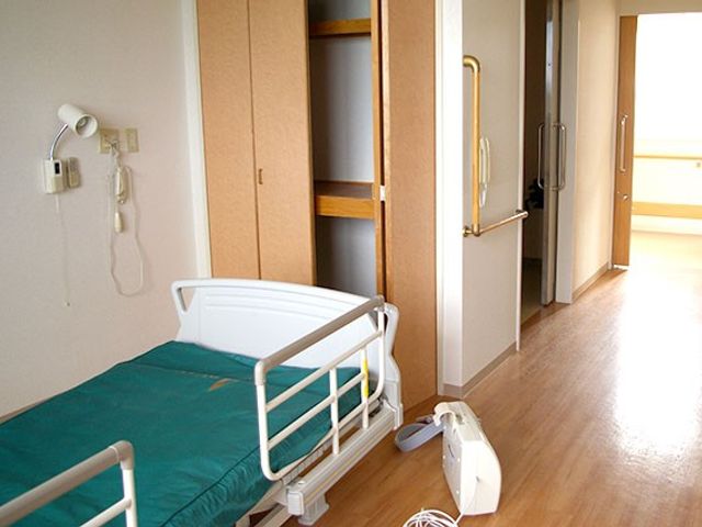 明るい居室 居室 窓から自然光がたっぷり差し込む明るい居室です。介護用ベッドも設置済みで安心です。