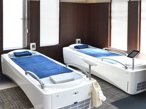 機能訓練用ベッドのある機能訓練室  