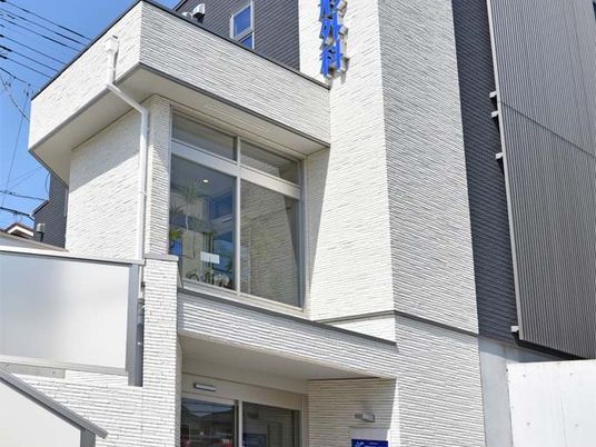白い建物外観  