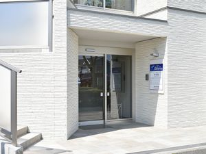 明るい出入口の外観  
