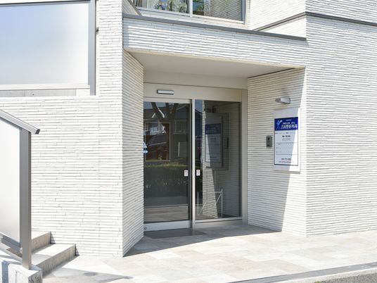 明るい出入口の外観  