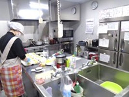 調理中のキッチン