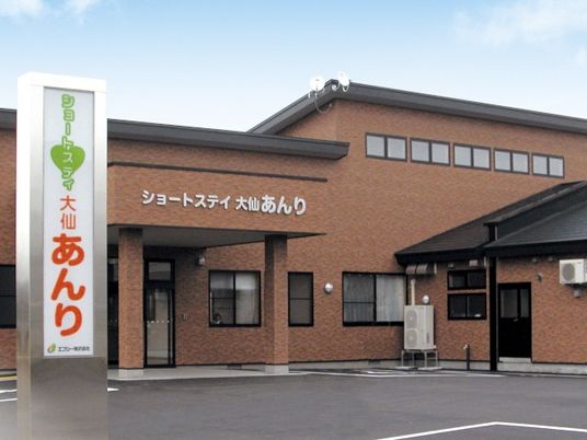 控えめな外観